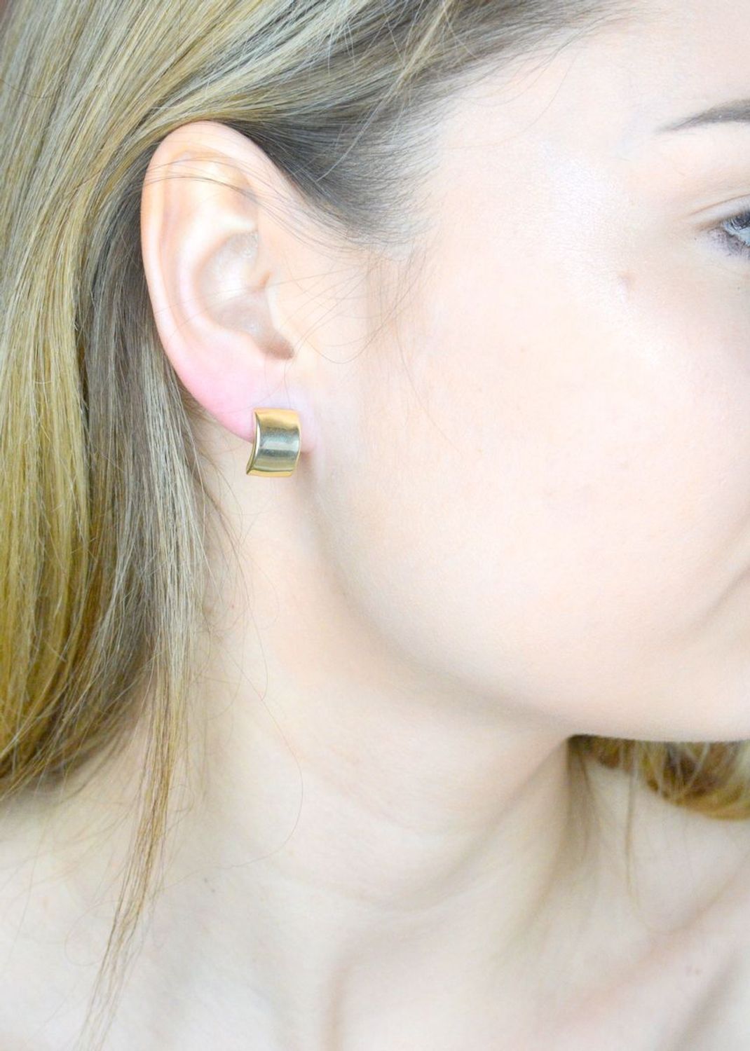 Złote kolczyki 375 gładkie angielskie KL 7067C 375. Złote kolczyki wykonane z najwyższej jakości żółtego złota, próba 375, waga około 1,37 gram. Kolczyki w minimalistycznym stylu, wpisujące się w obecne trendy modowe..jpg